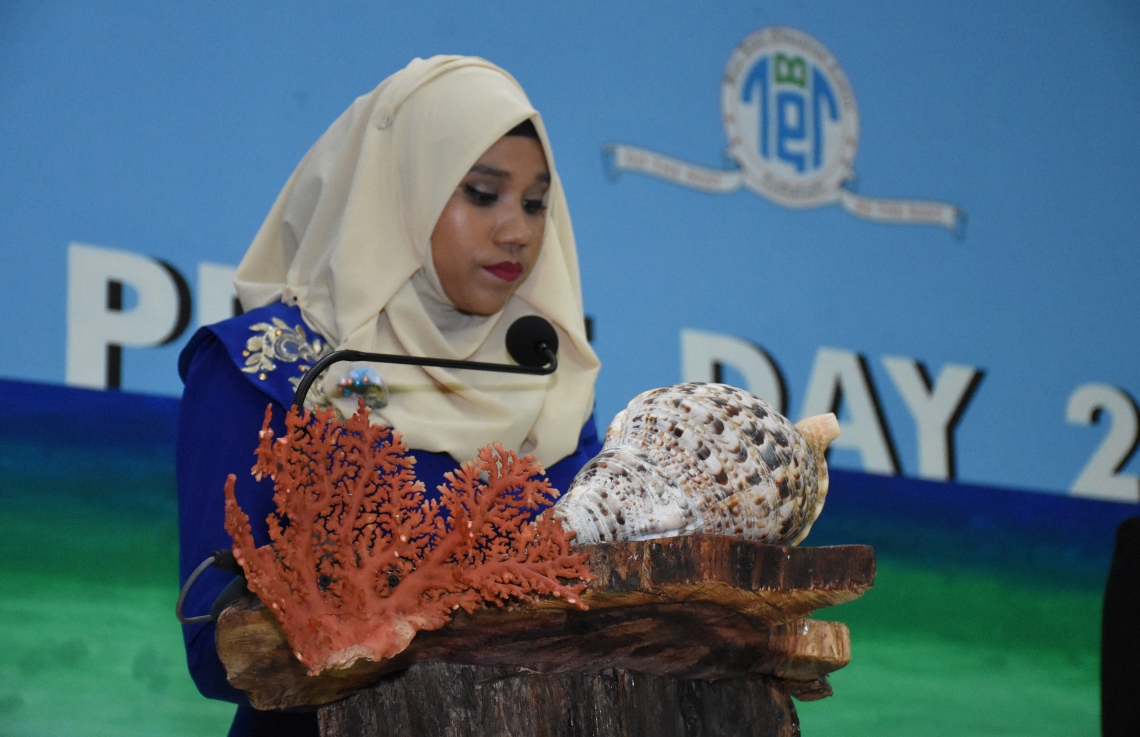 ބ. އޭދަފުށި: އޮކްޓޯބަރު 27، 2017: ބ. އަތޮޅު ތައުލީމީ މަރުކަޒުގެ 2016 ވަނަ އަހަރުގެ އަހަރީ އިނާމު ދިނުމުގެ ޖަލްސާގެ ތެރެއިން.-- ފޮޓޯ: ތޯރިގް އަބްދުލް ރަހުމާން