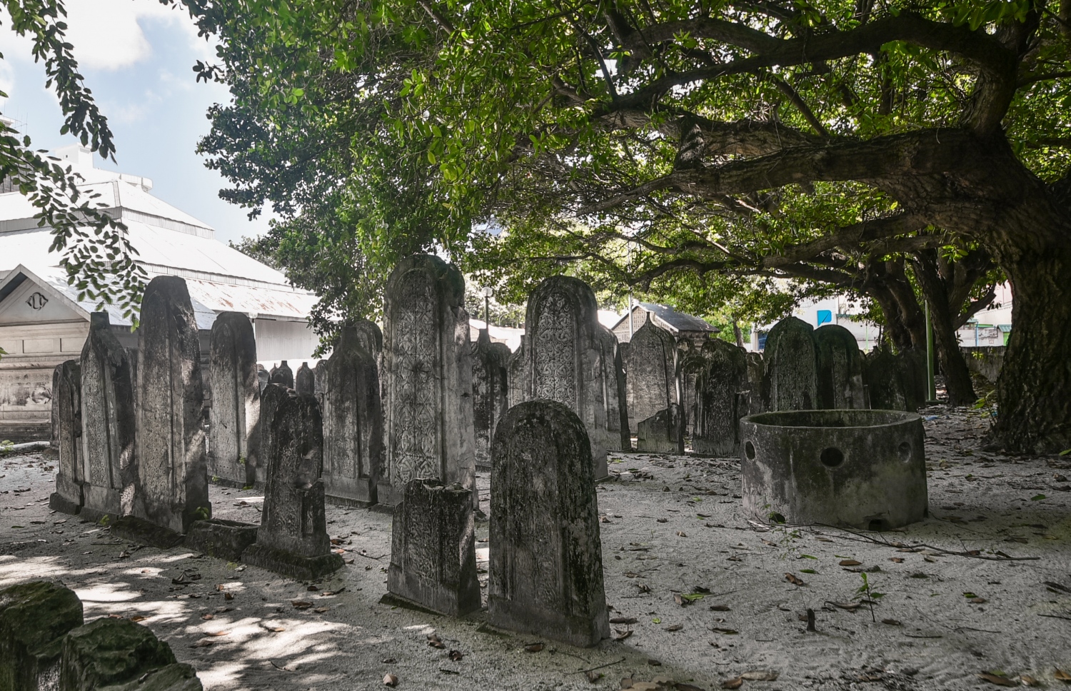 ހުކުރު މިސްކިތު ގަބުރުސްތާން. އެ މިސްކިތުގެ ހަރިންމަ ފާރުން ބައެއް ވަނީ ތަޅާލާފައި