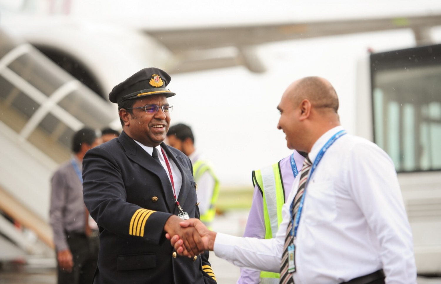 ގަތަރު އެއާވޭސްގެ އޭ350 މަރުކާގެ ބޯޓުގެ ފުރަތަމަ ދަތުރުގައި އައި ދިވެހި ޕައިލެޓް ތޮލްހަތު އަންވަރަށް މިއަދު ވެލާނާ އިންޓަނޭޝަނަލް އެއާޕޯޓުގައި އެމްއޭސީއެލްގެ އިސް ވެރިއަކު މަރުހަބާކިޔަނީ. ފޮޓޯ: އެމްއޭސީއެލް