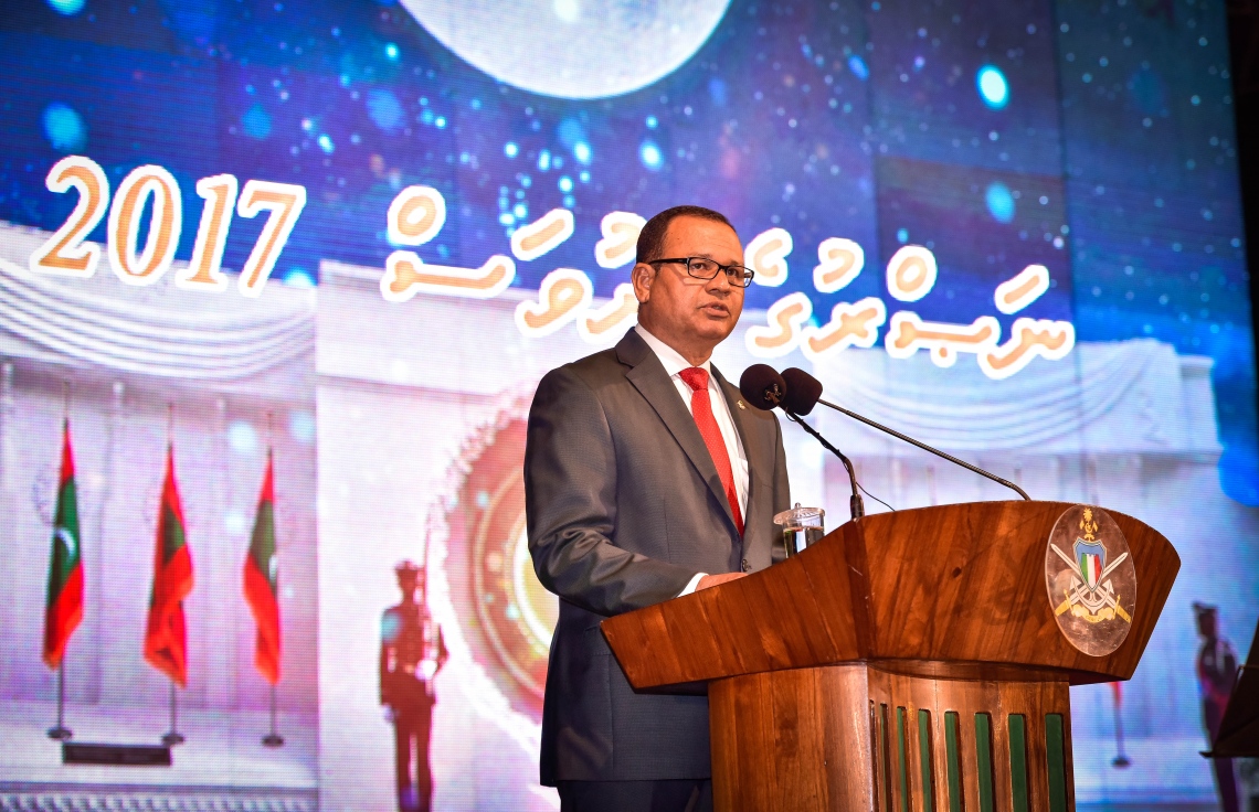 ނަސްރުގެ ދުވަހުގެ މުނާސަބަތުގައި ކަޅުތުއްކަލާ ކޮށީގައި ސިފައިން ބޭއްވި ހާާއްސަ ޖަލްސާގައި ޑިފެންސް މިނިސްޓަރު އާދަމް ޝަރީފް ވާހަކަ ދައްކަވަނީ. -- ފޮޓޯ: ނިޝާން އަލީ/މިހާރު