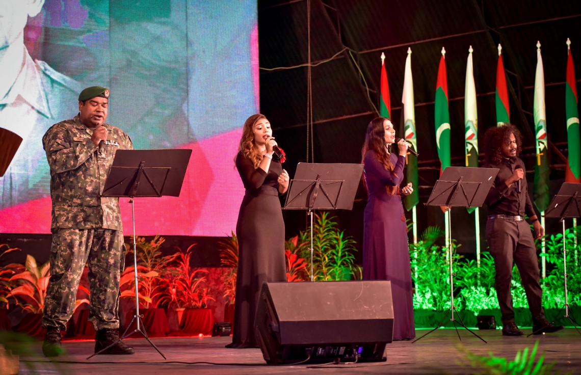 ނަސްރުގެ ދުވަހުގެ މުނާސަބަތުގައި ކަޅުތުއްކަލާ ކޮށީގައި ސިފައިން ބޭއްވި ހާާއްސަ ޖަލްސާގައި ދުވަހާ ގުޅޭ ލަވައެއް ކިޔަނީ. -- ފޮޓޯ: ނިޝާން އަލީ/މިހާރު