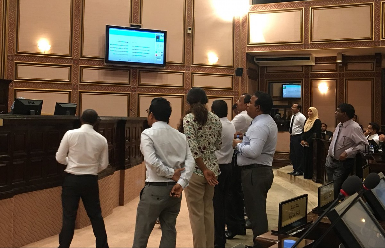 އިދިކޮޅު ބައެއް މެމްބަރުން ޖަލްސާތައް ބޮއިކޮޓް ކުރުމުގެ ކުރިން މަޖިލީހުގެ ޖަލްސާއެއްގައި އިހްތިޖާޖް ކުރައްވަނީ. - ފޮޓޯ: ނިހާނު ޓުވިޓާ