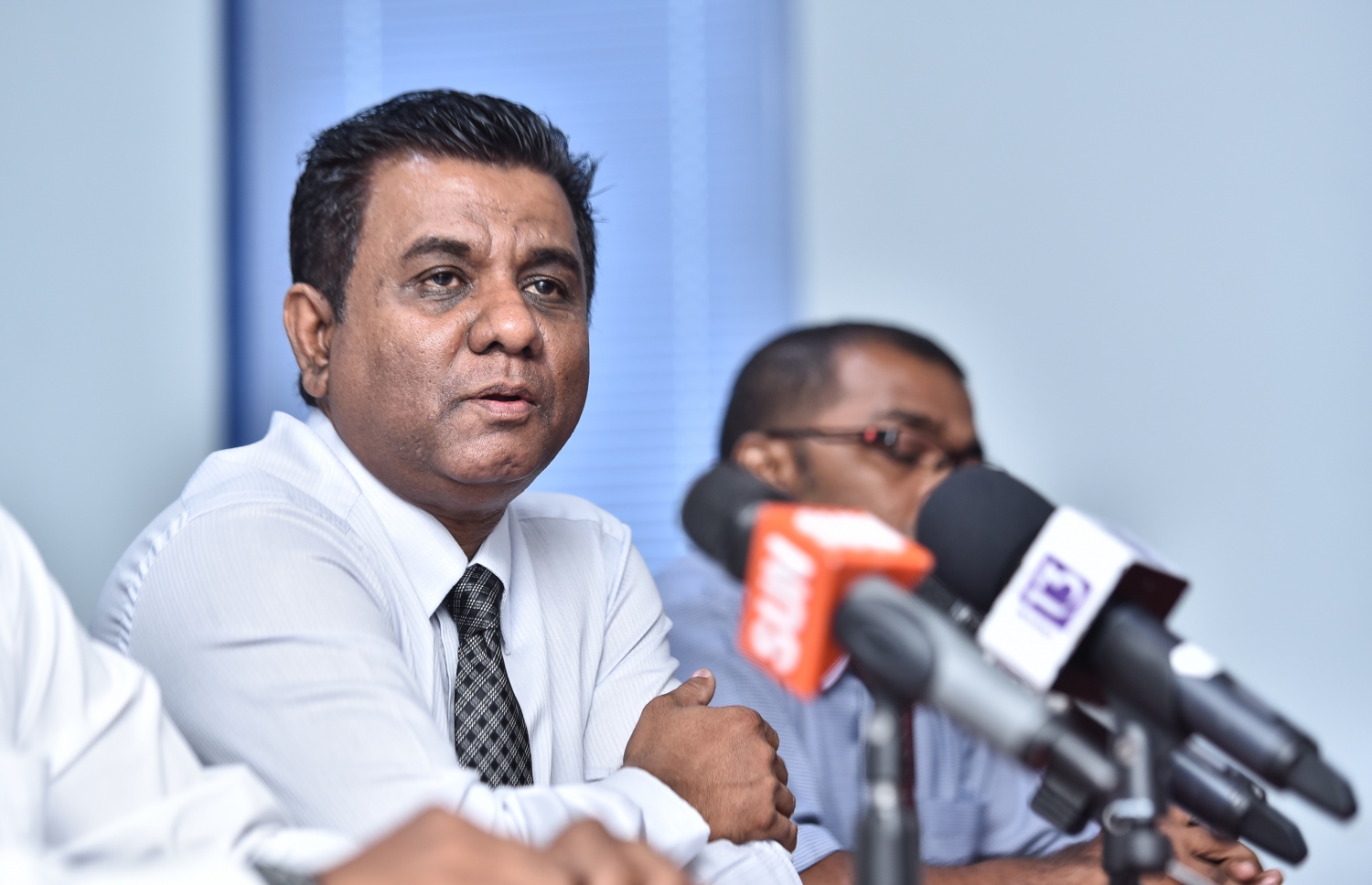 މިފްކޯ އިން މިއަދު ބޭއްވި ނިއުސް ކޮންފަރެންސްގައި އެ ކުންފުނީގެ ސީއީއޯ އަދުލީ ވާހަކަ ދައްކަވަނީ.---ފޮޓޯ: ހުސެއިން ވަހީދު/މިހާރު