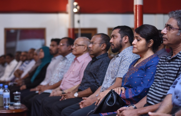 ކެންޑިޑޭޓަކު ހޮވުމުގެ މަޝްވަރާއަށް މަންދޫބުން ނަގައިފި