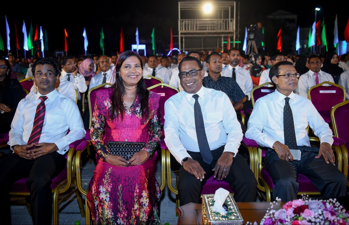 މާލެ: ނޮވެމްބަރު 9، 2017- "އަސްތާ" ގެ ނަމުގައި ޕީޕީއެމުން ބޭއްވި ޖަލްސާގައި ސަރުކާރު އަދި ޕީޕީއެމްގެ ބައެއް އިސްވެރިން: މި އަހަރުގެ ނަސްރުގެ ދުވަހާ ވެސް ގުޅުވައިގެން ބޭއްވި މި ޖަލްސާ އަށް ވަރަށް ގިނަ ބަޔަކު ދިޔަ.---ފޮޓޯ: ނިޝާން އަލީ/މިހާރު