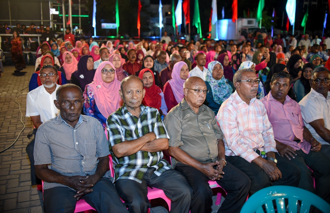 މާލެ: ނޮވެމްބަރު 9، 2017- "އަސްތާ" ގެ ނަމުގައި ޕީޕީއެމުން ބޭއްވި ޖަލްސާގައި ބައިވެރިވި ސަރުކާރުގެ ސަޕޯޓަރުން: މި އަހަރުގެ ނަސްރުގެ ދުވަހާ ގުޅުވައިގެން ބޭއްވި މި ޖަލްސާ އަށް ވަރަށް ގިނަ ބަޔަކު ދިޔަ.---ފޮޓޯ: ނިޝާން އަލީ/މިހާރު