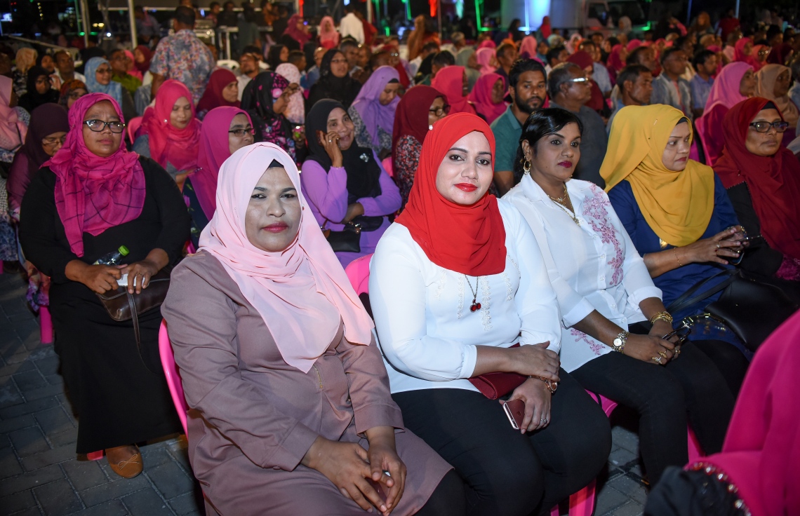 މާލެ: ނޮވެމްބަރު 9، 2017- "އަސްތާ" ގެ ނަމުގައި ޕީޕީއެމުން ބޭއްވި ޖަލްސާގައި ބައިވެރިވި ސަރުކާރުގެ ސަޕޯޓަރުން: މި އަހަރުގެ ނަސްރުގެ ދުވަހާ ގުޅުވައިގެން ބޭއްވި މި ޖަލްސާ އަށް ވަރަށް ގިނަ ބަޔަކު ދިޔަ.---ފޮޓޯ: ނިޝާން އަލީ/މިހާރު