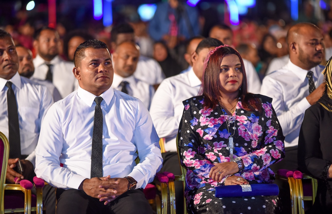 މާލެ: ނޮވެމްބަރު 9، 2017- "އަސްތާ" ގެ ނަމުގައި ޕީޕީއެމުން ބޭއްވި ޖަލްސާގައި ޔޫތު އެންޑް ސްޕޯޓްސް މިނިސްޓަރު އިރުތިޝާމް އާއި ފިރިކަލުން ހުޅުދޫ ދާއިރާގެ މެމްބަރު ޝާހިދު ބައިވެރިވެވަޑައިގަންނަވަނީ.---ފޮޓޯ: ނިޝާން އަލީ/މިހާރު