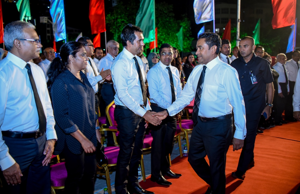 މާލެ: ނޮވެމްބަރު 9، 2017- "އަސްތާ" ގެ ނަމުގައި ޕީޕީއެމުން ބޭއްވި ޖަލްސާގައި ރައީސް ޔާމީން ބައެއް ވަޒީރުންނާ ސަލާމް ކުރައްވަނީ.---ފޮޓޯ: ނިޝާން އަލީ/މިހާރު