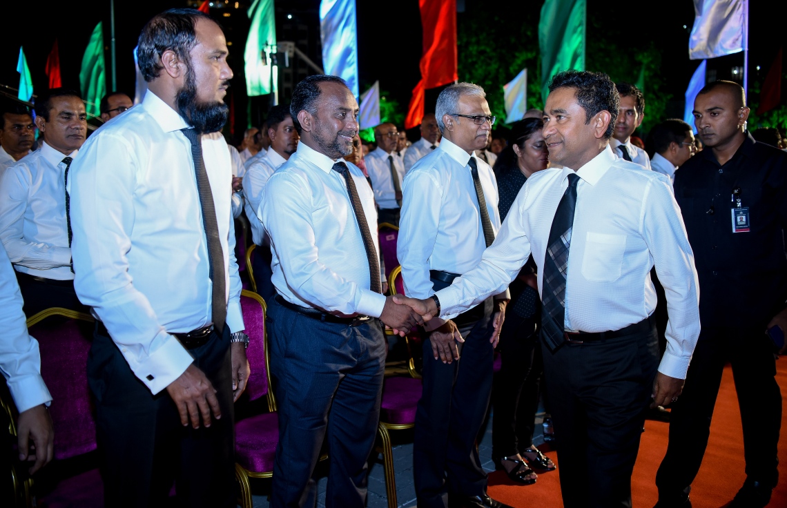 މާލެ: ނޮވެމްބަރު 9، 2017- "އަސްތާ" ގެ ނަމުގައި ޕީޕީއެމުން ބޭއްވި ޖަލްސާގައި ރައީސް ޔާމީން ބައެއް ބޭފުޅުންނާ ސަލާމް ކުރައްވަނީ.---ފޮޓޯ: ނިޝާން އަލީ/މިހާރު