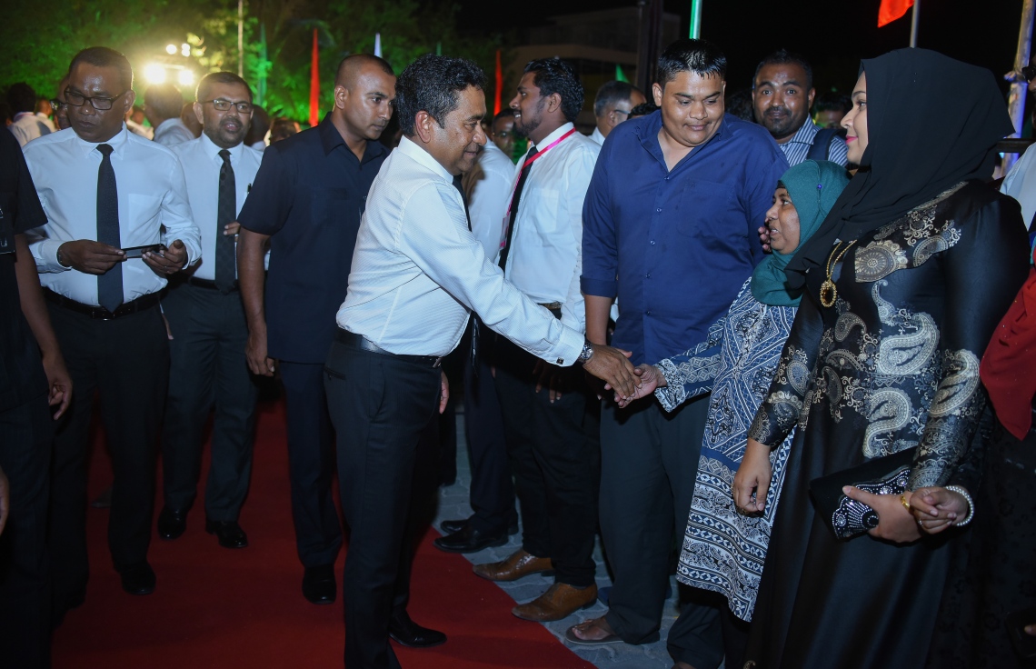 މާލެ: ނޮވެމްބަރު 9، 2017- "އަސްތާ" ގެ ނަމުގައި ޕީޕީއެމުން ބޭއްވި ޖަލްސާގައި ރައީސް ޔާމީން ބައެއް ބޭފުޅުންނާ ސަލާމް ކުރައްވަނީ: މި ޖަލްސާ ބޭއްވީ މި އަހަރުގެ ނަސްރުގެ ދުވަހާ ވެސް ގުޅުވައިގެން.---ފޮޓޯ: ނިޝާން އަލީ/މިހާރު