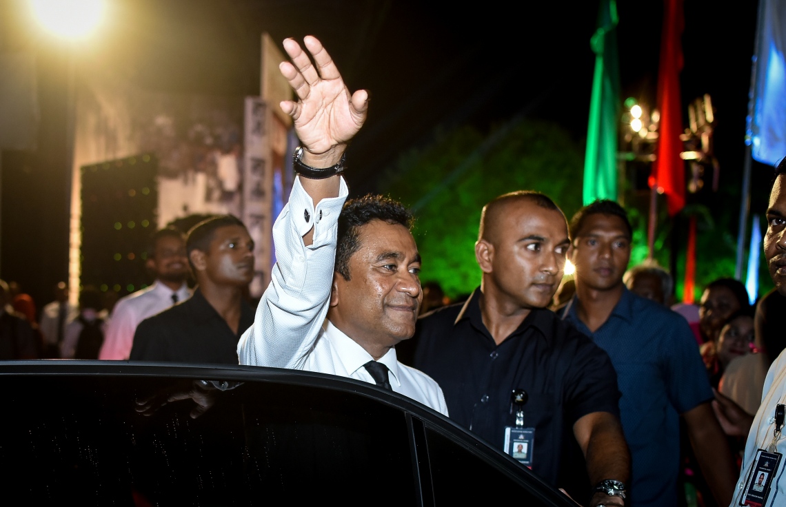 މާލެ: ނޮވެމްބަރު 9، 2017- "އަސްތާ" ގެ ނަމުގައި ޕީޕީއެމުން ބޭއްވި ޖަލްސާ އަށް ފަހު ވަޑައިގަތުމުގެ ކުރިން ރައީސް ޔާމީން އެމަނިކުފާނުގެ ސަޕޯޓަރުންނަށް އަތްޕުޅު ހިއްލާލައްވައި ސަލާމް ކުރައްވަނީ.---ފޮޓޯ: ނިޝާން އަލީ/މިހާރު