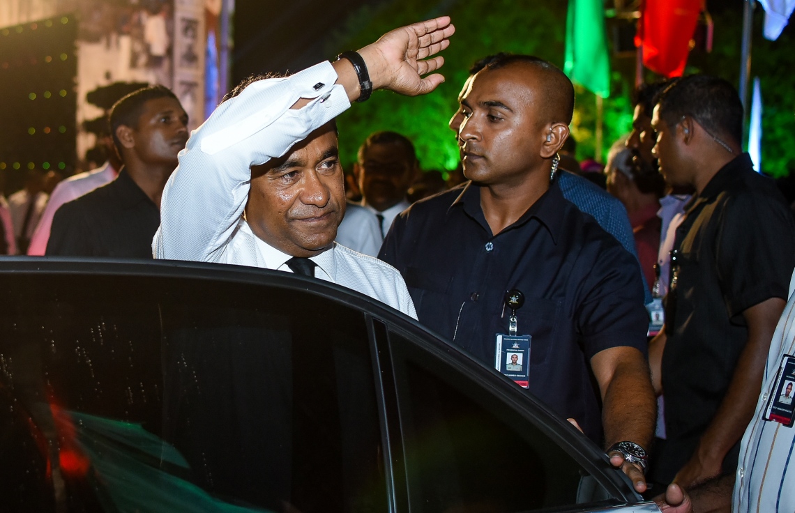 މާލެ: ނޮވެމްބަރު 9، 2017- "އަސްތާ" ގެ ނަމުގައި ޕީޕީއެމުން ބޭއްވި ޖަލްސާ އަށް ފަހު ވަޑައިގަތުމުގެ ކުރިން ރައީސް ޔާމީން އެމަނިކުފާނުގެ ސަޕޯޓަރުންނަށް އަތްޕުޅު ހިއްލާލައްވައި ސަލާމް ކުރައްވަނީ.---ފޮޓޯ: ނިޝާން އަލީ/މިހާރު