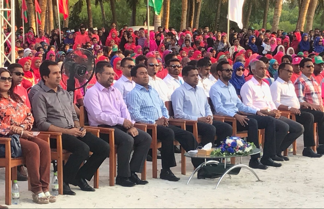 ހދ. ކުޅުދުއްފުށި: ނޮވެމްބަރު 12، 2017- މި ރަށުގެ އެއާޕޯޓް އެޅުމަށް ބޭނުންވާ ބިން ހިއްކުމުގެ މަޝްރޫއު ފެށުމަށް ބޭއްވި ރަސްމިއްޔާތުގައި ރައީސް ޔާމީން ބައިވެރިވެވަޑައިގަންނަވަނީ.---ފޮޓޯ: ރައީސް އޮފީސް