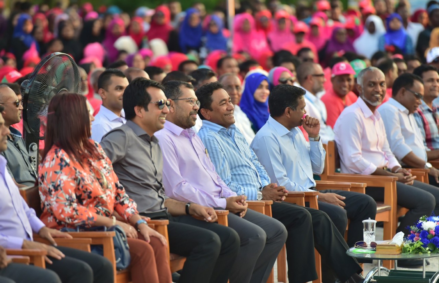 ހދ. ކުޅުދުއްފުށި އެއާޕޯޓް އެޅުމަށް ބޭނުންވާ ބިން ހިއްކުމުގެ މަޝްރޫއު ފެށުމަށް ބޭއްވި ރަސްމިއްޔާތުގައި ރައީސް ޔާމީނާއި ސަރުކާރުގެ ބައެއް އިސްވެރިން.---ފޮޓޯ: ރައީސް އޮފީސް