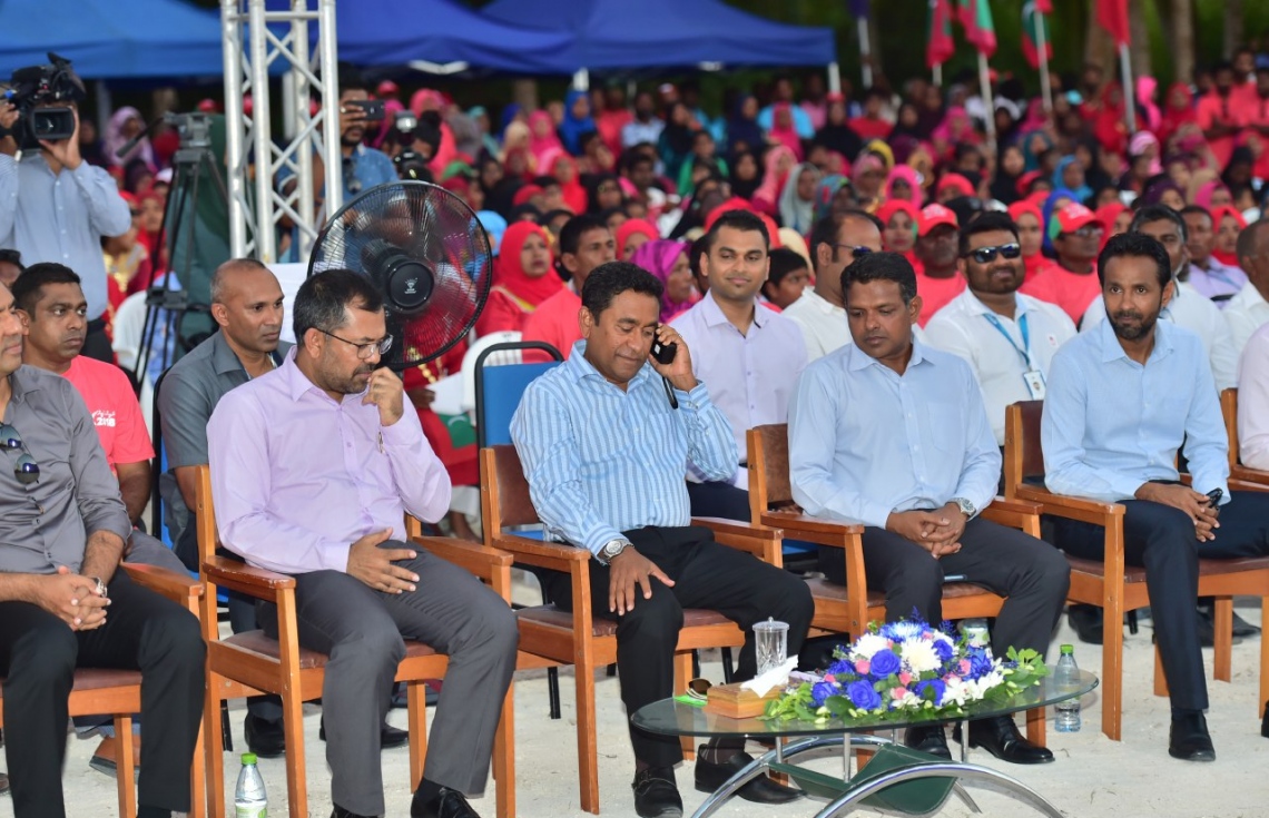 ހދ. ކުޅުދުއްފުށި: ނޮވެމްބަރު 12، 2017- މި ރަށުގެ އެއާޕޯޓް އެޅުމަށް ބޭނުންވާ ބިން ހިއްކުމުގެ މަޝްރޫއު ރަސްމީކޮށް ފައްޓަވައި ދެއްވުމުގެ ގޮތުން، ކޮންނަ ބޯޓު މަހާޖައްރާފުގެ ފަންނީ ބޭފުޅަކާ ރައީސް ކޮމިއުނިކޭޝަން ސެޓަކުން ވާހަކަފުޅު ދައްކަވަނީ.---ފޮޓޯ: ރައީސް އޮފީސް
