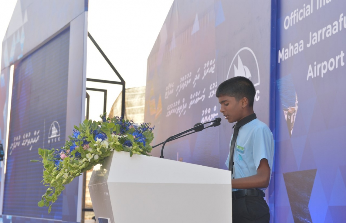 ހދ. ކުޅުދުއްފުށި: ނޮވެމްބަރު 12، 2017- މި ރަށުގައި އެއާޕޯޓު އަޅަން ބޭނުންވާ ސަރަހައްދު ހިއްކުމުގެ މަސައްކަތް ރަސްމީކޮށް ފެށުމުގެ ގޮތުން ގުރުއާން ކިޔަވަނީ.--ފޮޓޯ: ރައީސް އޮފީސް