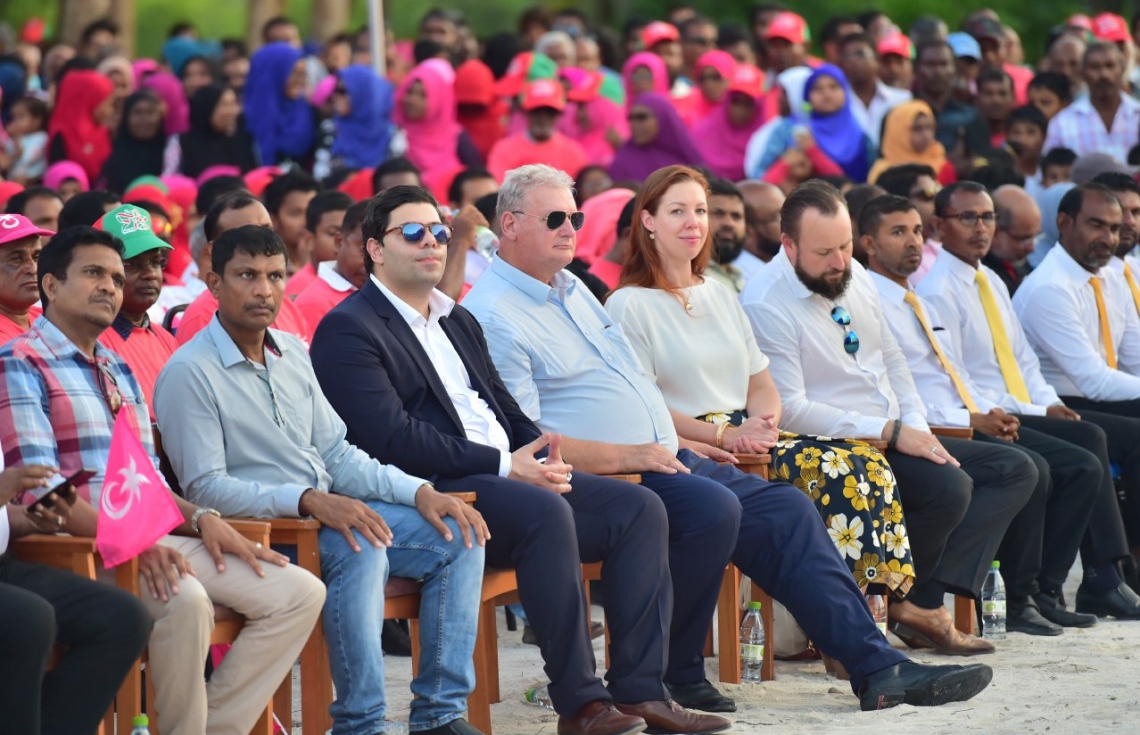 ހދ. ކުޅުދުއްފުށި: ނޮވެމްބަރު 12، 2017- މި ރަށުގައި އެއާޕޯޓު އަޅަން ބޭނުންވާ ސަރަހައްދު ހިއްކުމުގެ މަސައްކަތް ރައީސް ޔާމީން ރަސްމީކޮށް ފައްޓަވައި ދެއްވުމުގެ ހަފުލާ.--ފޮޓޯ: ރައީސް އޮފީސް