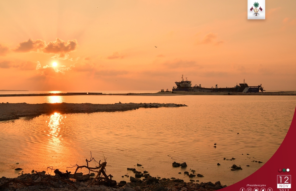 ހދ. ކުޅުދުއްފުށި: ނޮވެމްބަރު 12، 2017- މި ރަށުގައި އެއާޕޯޓު އަޅަން ބޭނުންވާ ސަރަހައްދު ހިއްކުމުގެ މަސައްކަތުގައި ބޭނުންކުރާ، އެމްޓީސީސީގެ ޖައްރާފު: މިއީ އެ ކޮންނަ ބޯޓުގެ ފުރަތަމަ މަސައްކަތް ކަމަށް ވާއިރު، ކުޅުދުއްފުށީގައި އެއާޕޯޓު އަޅަން ބޭނުންވާ ސަރަހައްދު މަހެއްހާ ދުވަހުގެ ތެރޭގައި ހިއްކައި ނިމޭނެ ކަމަށް ސަރުކާރުން ވަނީ ބުނެފައި.--ފޮޓޯ: ރައީސް އޮފީސް