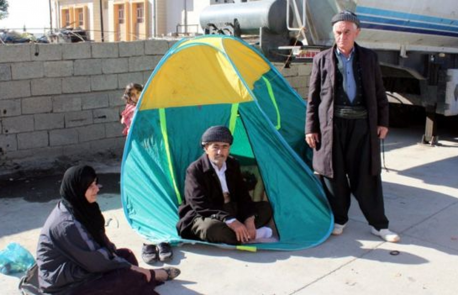 ބިންހެލުމުގައި ގެދޮރު ގެއްލުނު ގިނަ މީހުން ވަނީ މަގުމަތިވެފައި. --ފޮޓޯ:އީޕީއޭ