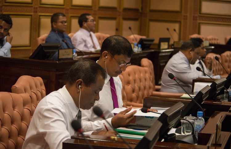 މިއީ އުންމީދީ، ރައްޔިތުންނާ ގުޅުން ހުރި ބަޖެޓެއް