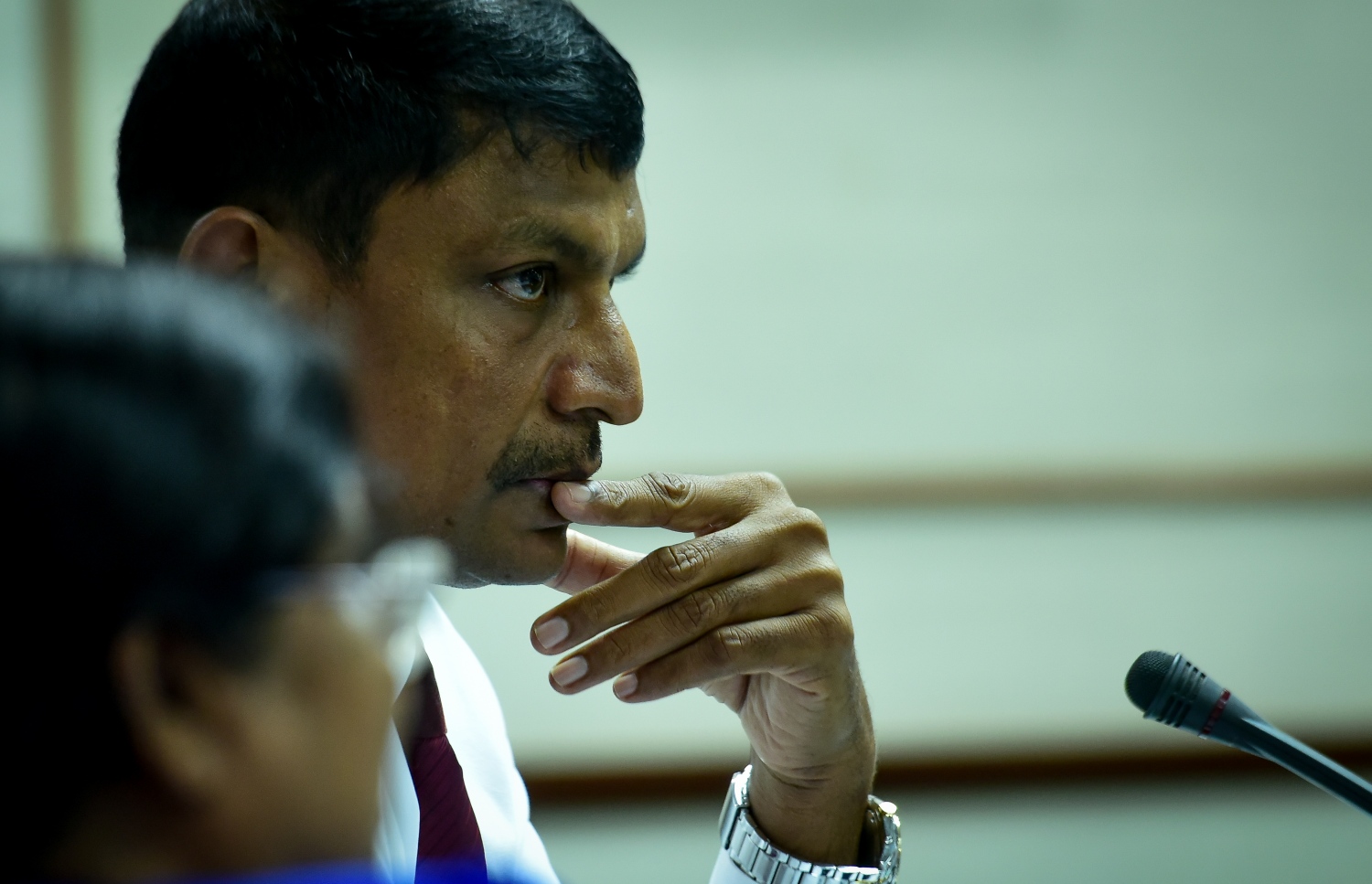 މަޖިލިހުގެ ކޮމިޓީއެއްގައި ރިޔާޒް ބައިވެރިވެވަޑައިގަންނަވަނީ. - ފޮޓޯ: މިހާރު