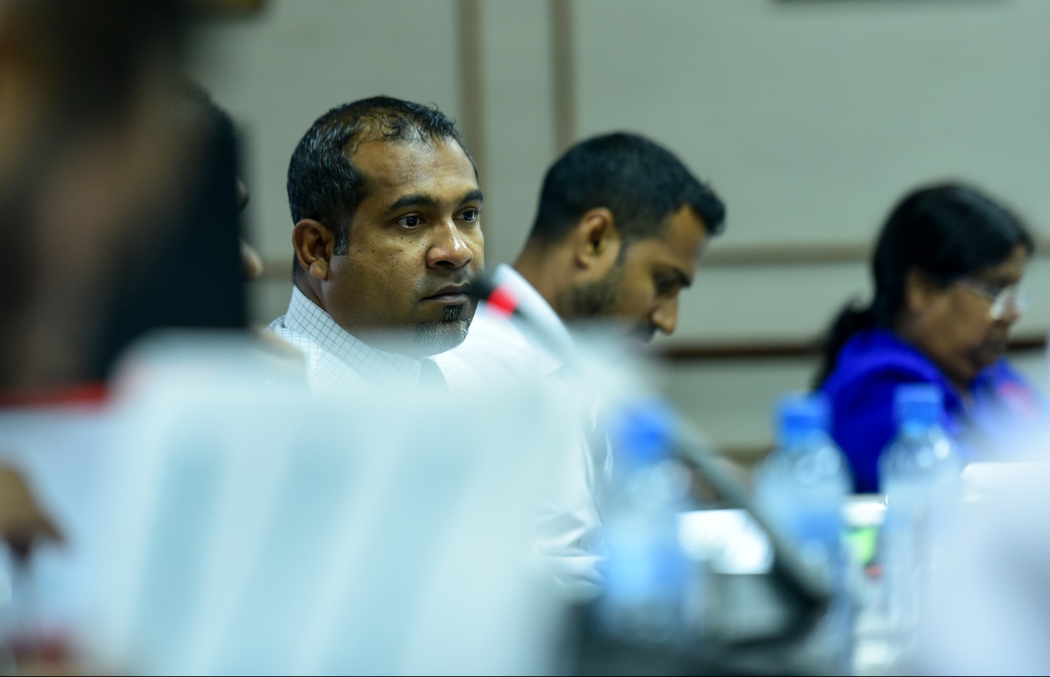 މެމްބަރު ހަލީލް ކޮމެޓީ ބައްދަލުވުމުގައި މިނިސްޓަރު މުނައްވަރާ ސުވާލު ކުރައްވަނީ. - ފޮޓޯ: މިހާރު/ ނިޝާން އަލީ