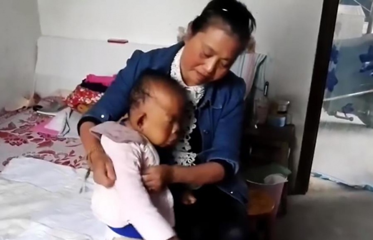 އުމުރުން 30 އަހަރު، އެކަމަކު ތުއްތު ކުއްޖެއް