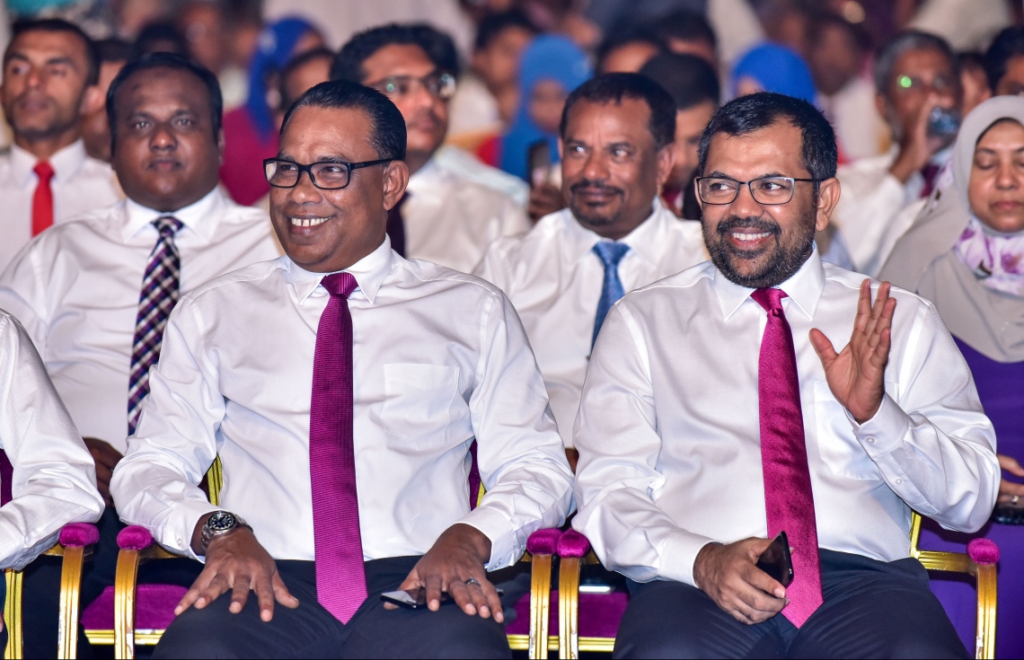 މާލެ: ނޮވެމްބަރު 17، 2017- ރައީސް ޔާމީންގެ ސަރުކާރަށް ހަތަރު އަހަރު ފުރުން ފާހަގަކުރުމަށް ކާނިވާ ސަރަހައްދުގައި ބޭއްވި ބިޔަ ޖަލްސާގައި، ވެރިކަންކުރާ ޕާޓީ ޕީޕީއެމްގެ ދެ ނައިބު ރައީސުން ކަމަށްވާ ޓޫރިޒަމް މިނިސްޓަރު ޒަމީރު (ކ) އަދި ފޮނަދޫ ދާއިރާގެ މެމްބަރު އަބްދުއްރަހީމް.---ފޮޓޯ: ނިޝާން އަލީ/މިހާރު