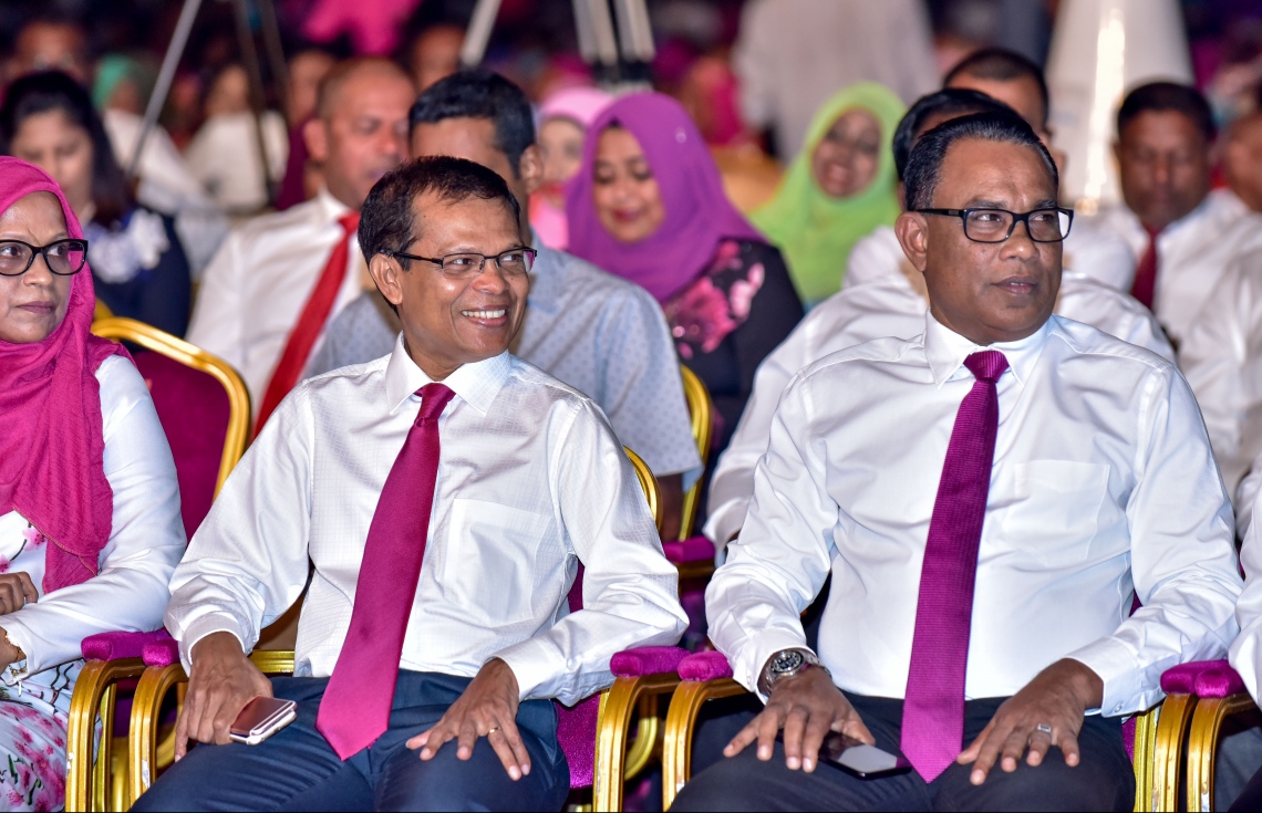 މާލެ: ނޮވެމްބަރު 17، 2017- ރައީސް ޔާމީންގެ ސަރުކާރަށް ހަތަރު އަހަރު ފުރުން ފާހަގަކުރުމަށް ކާނިވާ ސަރަހައްދުގައި ބޭއްވި ބިޔަ ޖަލްސާގައި ރައްޔިތުންގެ މަޖިލީހުގެ ރައީސް މަސީހް (ވ) އަދި ޕީޕީއެމްގެ ނައިބު ރައީސް ފޮނަދޫ ދާއިރާގެ މެމްބަރު އަބްދުއްރަހީމް ބައިވެރިވެވަޑައިގަންނަވަނީ.---ފޮޓޯ: ނިޝާން އަލީ/މިހާރު