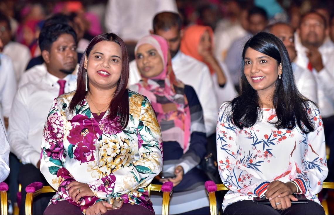 މާލެ: ނޮވެމްބަރު 17، 2017- ރައީސް ޔާމީންގެ ސަރުކާރަށް ހަތަރު އަހަރު ފުރުން ފާހަގަކުރުމަށް ކާނިވާ ސަރަހައްދުގައި ބޭއްވި ބިޔަ ޖަލްސާގައި ޖެންޑާ މިނިސްޓަރު ޒެނީޝާ (ކ) އަދި ޔޫތު އެންޑް ސްޕޯޓްސް މިނިސްޓަރު އިރުތިޝާމް ބައިވެރިވެވަޑައިގަންނަވަނީ.---ފޮޓޯ: ނިޝާން އަލީ/މިހާރު