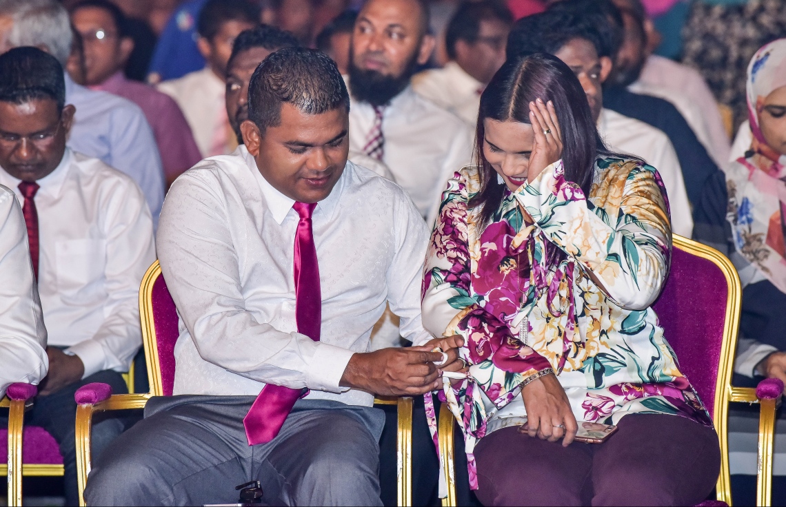 މާލެ: ނޮވެމްބަރު 17، 2017- ރައީސް ޔާމީންގެ ސަރުކާރަށް ހަތަރު އަހަރު ފުރުން ފާހަގަކުރުމަށް ކާނިވާ ސަރަހައްދުގައި ބޭއްވި ބިޔަ ޖަލްސާގައި ޔޫތު އެންޑް ސްޕޯޓްސް މިނިސްޓަރު އިރުތިޝާމާއި އޭނާގެ ފިރިކަލުން ހުޅުދޫ ދާއިރާގެ މެމްބަރު ޝާހިދު ބައިވެރިވެވަޑައިގަންނަވަނީ.---ފޮޓޯ: ނިޝާން އަލީ/މިހާރު