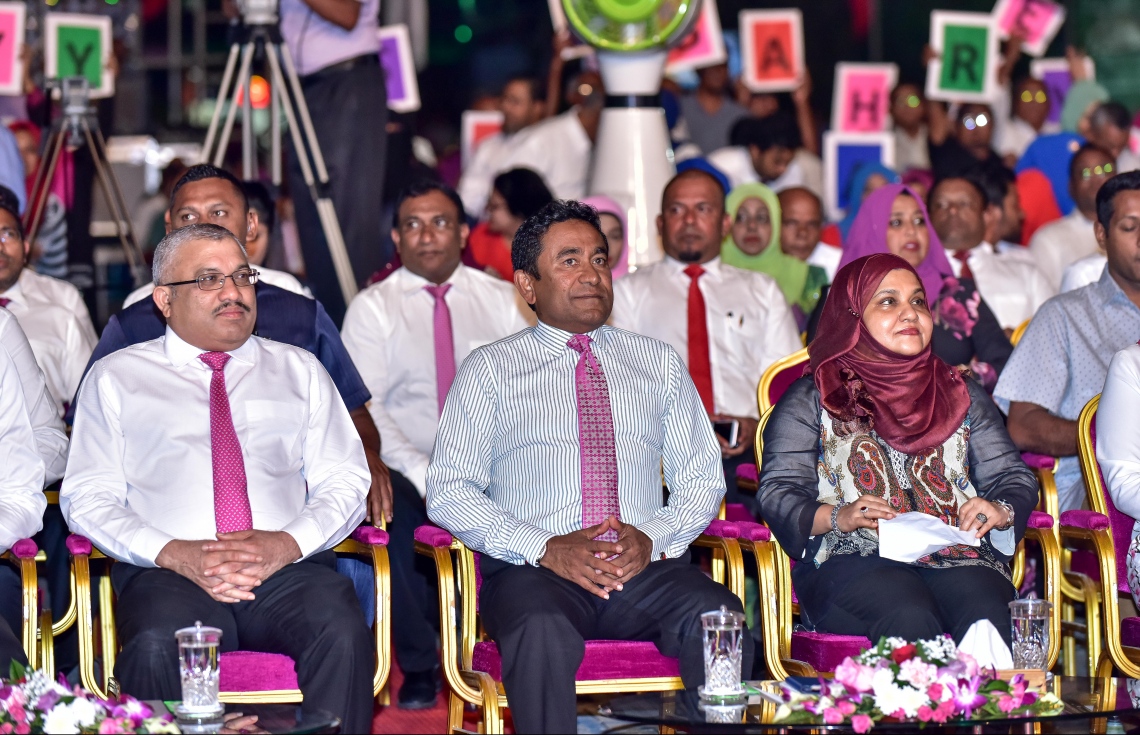 މާލެ: ނޮވެމްބަރު 17، 2017- ރައީސް ޔާމީންގެ ސަރުކާރަށް ހަތަރު އަހަރު ފުރުން ފާހަގަކުރުމަށް ކާނިވާ ސަރަހައްދުގައި ބޭއްވި ބިޔަ ޖަލްސާގައި ރައީސް ޔާމީންގެ ދެކަނބަލުންނާއި އަދި ނައިބު ރައީސް ޖިހާދު ބައިވެރިވެވަޑައިގަންނަވަނީ.---ފޮޓޯ: ނިޝާން އަލީ/މިހާރު