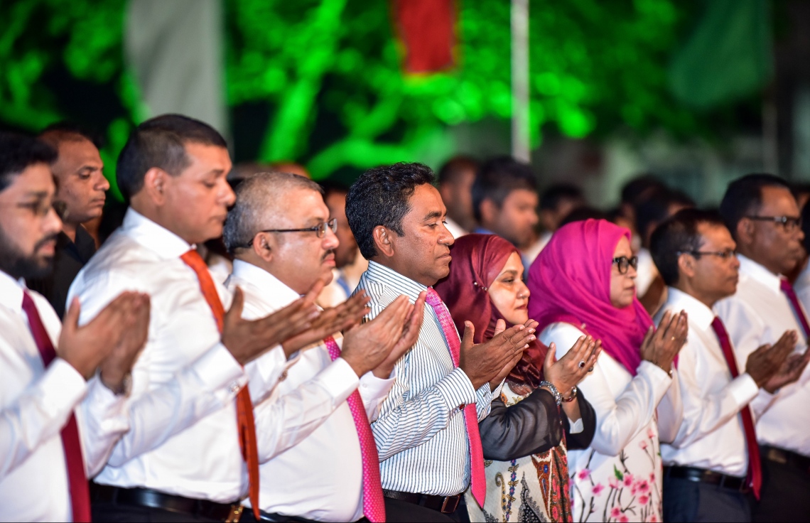 މާލެ: ނޮވެމްބަރު 17، 2017- ރައީސް ޔާމީންގެ ސަރުކާރަށް ހަތަރު އަހަރު ފުރުން ފާހަގަކުރުމަށް ކާނިވާ ސަރަހައްދުގައި ބޭއްވި ބިޔަ ޖަލްސާގައި ރައީސް ޔާމީންގެ ދެކަނބަލުންނާއި ދައުލަތުގެ ބައެއް އިސްބޭފުޅުން ދުއާ ކުރައްވަނީ.---ފޮޓޯ: ނިޝާން އަލީ/މިހާރު