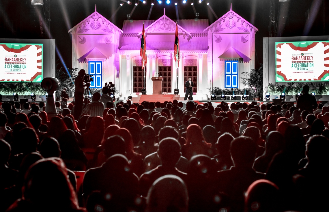 މާލެ: ނޮވެމްބަރު 17، 2017- ރައީސް ޔާމީންގެ ސަރުކާރަށް ހަތަރު އަހަރު ފުރުން ފާހަގަކުރުމަށް ކާނިވާ ސަރަހައްދުގައި ބޭއްވި ބިޔަ ޖަލްސާގައި ބައިވެރިވި ބައެއް މީހުން: މި ޖަލްސާ އަށް ވަރަށް ގިނަ ބަޔަކު ހާޒިރުވި.---ފޮޓޯ: ނިޝާން އަލީ/މިހާރު