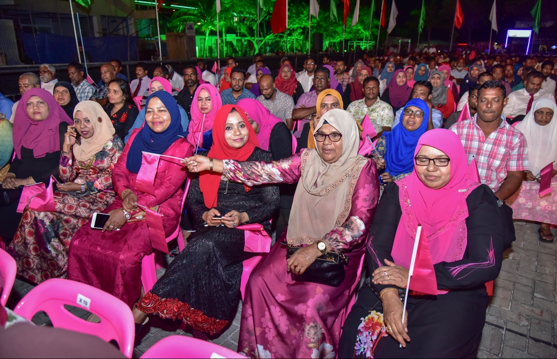މާލެ: ނޮވެމްބަރު 17، 2017- ރައީސް ޔާމީންގެ ސަރުކާރަށް ހަތަރު އަހަރު ފުރުން ފާހަގަކުރުމަށް ކާނިވާ ސަރަހައްދުގައި ބޭއްވި ބިޔަ ޖަލްސާގައި ބައިވެރިވި ބައެއް މީހުން: މި ޖަލްސާ އަށް ވަރަށް ގިނަ ބަޔަކު ހާޒިރުވި.---ފޮޓޯ: ނިޝާން އަލީ/މިހާރު