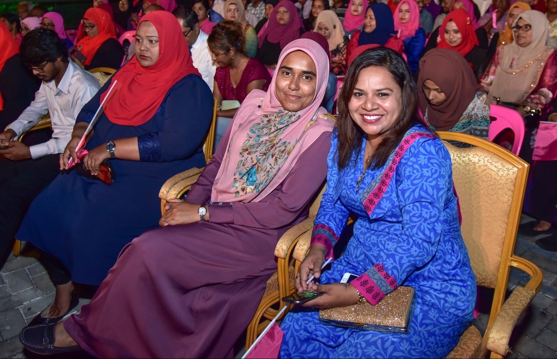 މާލެ: ނޮވެމްބަރު 17، 2017- ރައީސް ޔާމީންގެ ސަރުކާރަށް ހަތަރު އަހަރު ފުރުން ފާހަގަކުރުމަށް ކާނިވާ ސަރަހައްދުގައި ބޭއްވި ޖަލްސާގައި ބައިވެރިވި ބައެއް މީހުން.---ފޮޓޯ: ނިޝާން އަލީ/މިހާރު