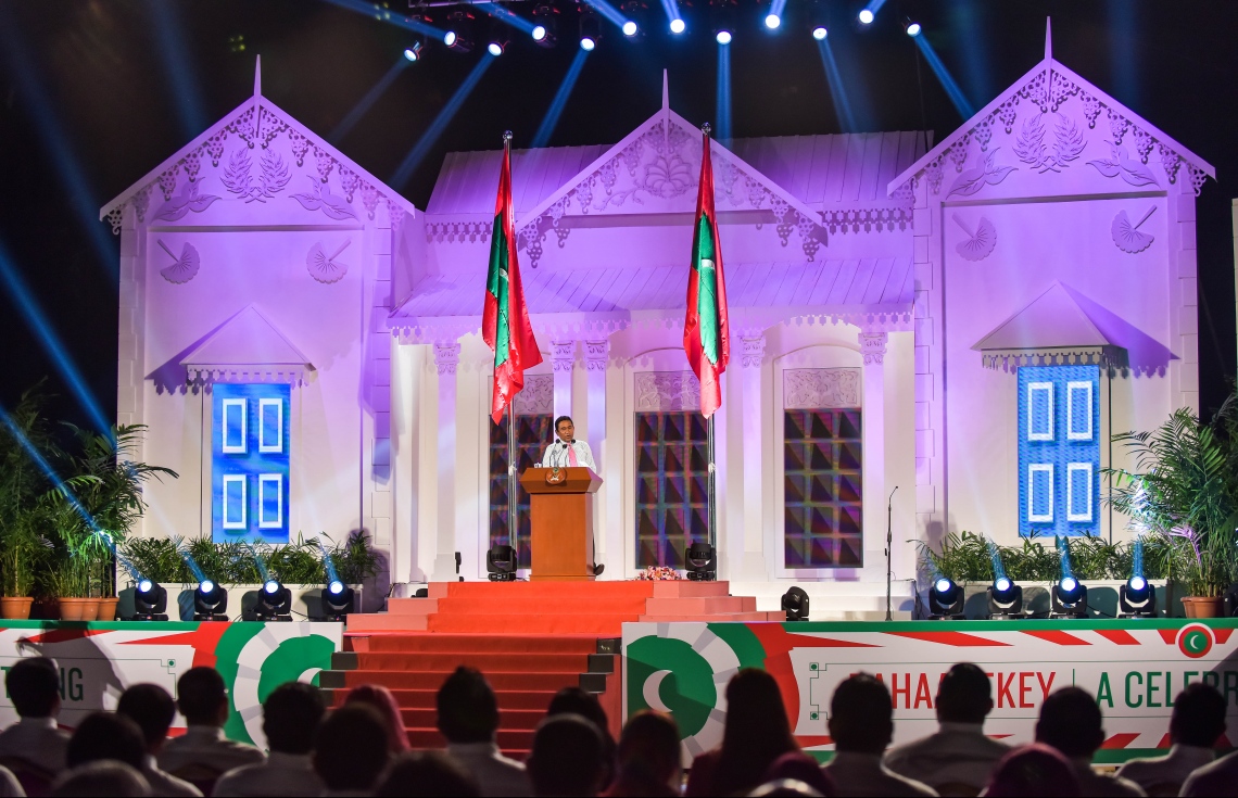 މާލެ: ނޮވެމްބަރު 17، 2017- ރައީސް ޔާމީންގެ ސަރުކާރަށް ހަތަރު އަހަރު ފުރުން ފާހަގަކުރުމަށް ކާނިވާ ސަރަހައްދުގައި ބޭއްވި ޖަލްސާގައި އެމަނިކުފާނު ވާހަކަފުޅު ދައްކަވަނީ.---ފޮޓޯ: ނިޝާން އަލީ/މިހާރު