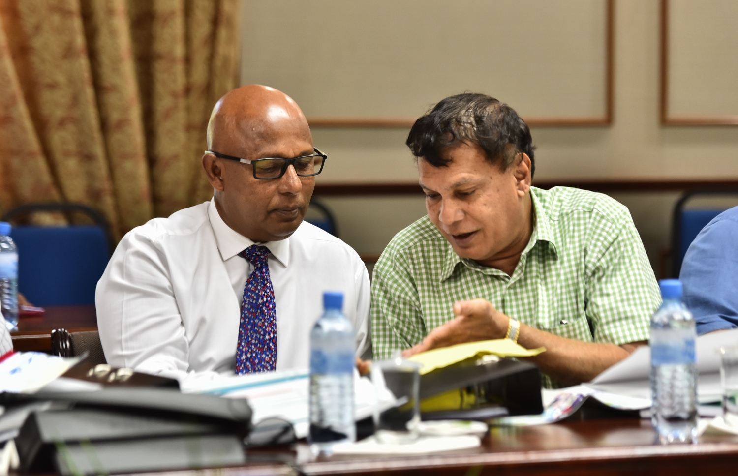 ދައުލަތުގެ މި އަހަރުގެ ބަޖެޓް ދިރާސާ ކުރި ކޮމެޓީގެ ބައްދަލުވުމެއްގައި، މިދިޔަ އަހަރުގެ ނޮވެމްބަރު މަހު، އިދިކޮޅު ޖުމްހޫރީ ޕާޓީގެ ދެ މެމްބަރަކު ބައިވެރިވެވަޑައިގަންނަވަނީ: މަޖިލީހުގެ ޖަލްސާތަކަށް ވަޑައިނުގަތަސް، ކޮމެޓީގެ ބައްދަލުވުންތަކަށް އިދިކޮޅު މެމްބަރުން ވަޑައިގަންނަވާ.---ފޮޓޯ: މިހާރު