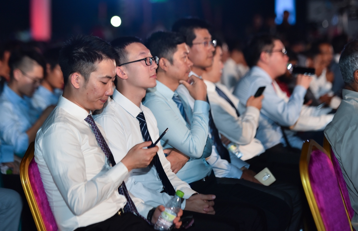 ހުޅުމާލެ ފޭސް 2: ނޮވެމްބަރު 18، 2017- ގާތްގަނޑަކަށް 80،000 މީހުންނަށް އަމާޒުކޮށް ހުޅުމާލޭގެ ދެވަނަ ފިޔަވަހީގައި ފްލެޓް އެޅުމުގެ ބިޔަ މަޝްރޫއު އިފްތިތާހު ކުރުމަށް ބޭއްވި ރަސްމިއްޔާތުގައި ބައިވެރިވި، ފްލެޓްތައް އިމާރާތްކުރާ ކުންފުނިތަކުގެ ބައެއް މީހުން: ބޯހިޔާވަހިކަން ގިނަ ބައެއްގެ ދިރިއުޅުމާ ގުޅިފައިވާއިރު، މި ރަސްމިއްޔާތުގައި ވަރަށް ގިނަ އަދަދެއްގެ ބަޔަކު ބައިވެރިވި.---ފޮޓޯ: ހުސައިން ވަހީދު/މިހާރު