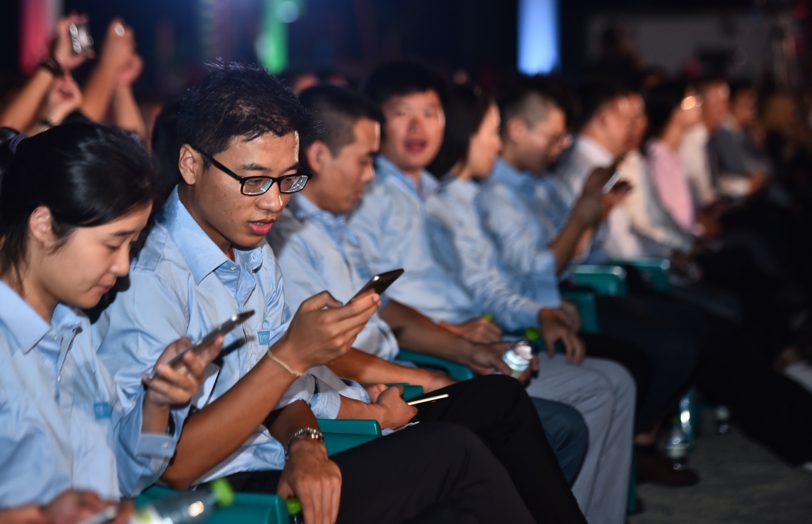 ހުޅުމާލެ ފޭސް 2: ނޮވެމްބަރު 18، 2017- ގާތްގަނޑަކަށް 80،000 މީހުންނަށް އަމާޒުކޮށް ހުޅުމާލޭގެ ދެވަނަ ފިޔަވަހީގައި ފްލެޓް އެޅުމުގެ ބިޔަ މަޝްރޫއު އިފްތިތާހު ކުރުމަށް ބޭއްވި ރަސްމިއްޔާތުގައި ބައިވެރިވި، ފްލެޓްތައް އިމާރާތްކުރާ ކުންފުނިތަކުގެ ބައެއް މީހުން: ބޯހިޔާވަހިކަން ގިނަ ބައެއްގެ ދިރިއުޅުމާ ގުޅިފައިވާއިރު، މި ރަސްމިއްޔާތުގައި ވަރަށް ގިނަ އަދަދެއްގެ ބަޔަކު ބައިވެރިވި.---ފޮޓޯ: ހުސައިން ވަހީދު/މިހާރު