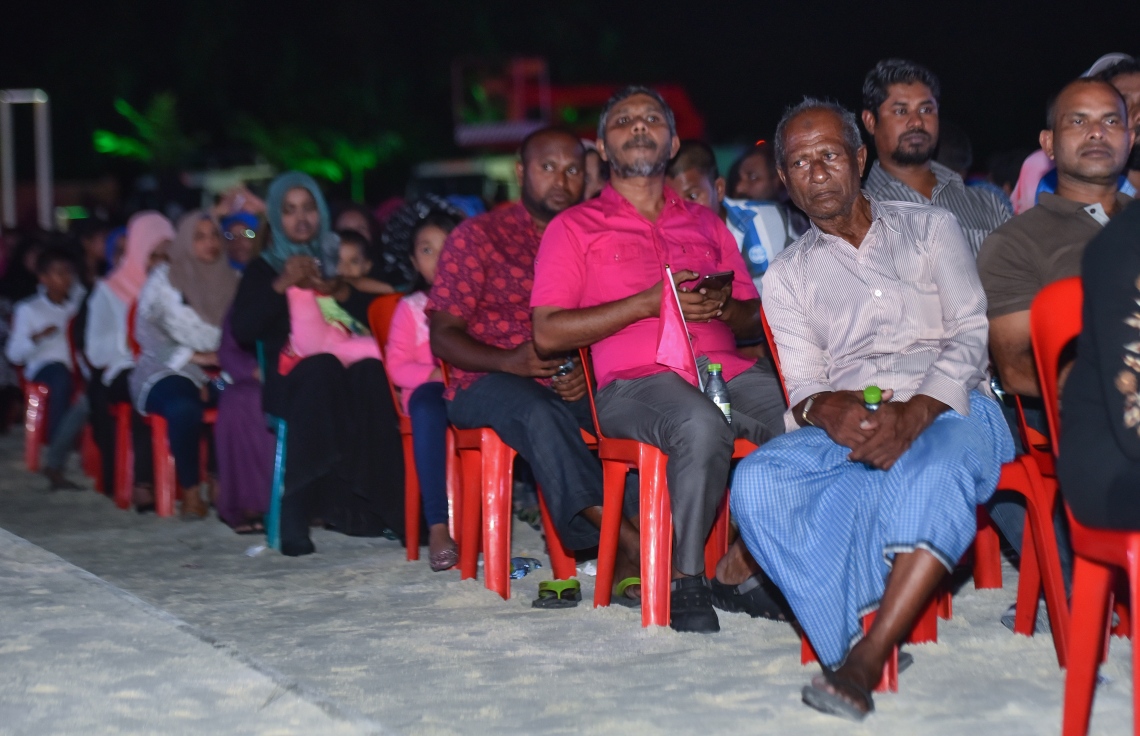 ހުޅުމާލެ ފޭސް 2: ނޮވެމްބަރު 18، 2017- ގާތްގަނޑަކަށް 80،000 މީހުންނަށް އަމާޒުކޮށް ހުޅުމާލޭގެ ދެވަނަ ފިޔަވަހީގައި ފްލެޓް އެޅުމުގެ ބިޔަ މަޝްރޫއު އިފްތިތާހު ކުރުމަށް ބޭއްވި ރަސްމިއްޔާތުގައި ބައިވެރިވި ބައެއް މީހުން: ބޯހިޔާވަހިކަން ގިނަ ބައެއްގެ ދިރިއުޅުމާ ގުޅިފައިވާއިރު، މި ރަސްމިއްޔާތުގައި ވަރަށް ގިނަ އަދަދެއްގެ ބަޔަކު ބައިވެރިވި.---ފޮޓޯ: ހުސައިން ވަހީދު/މިހާރު