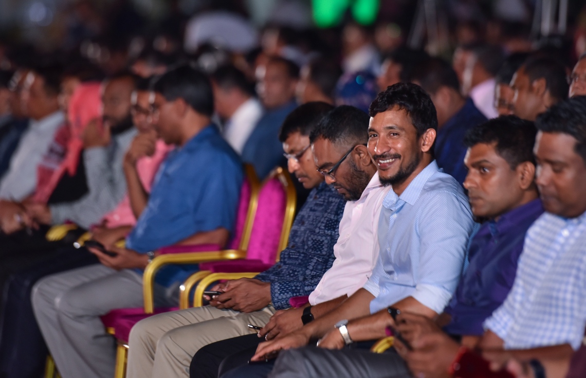 ހުޅުމާލެ ފޭސް 2: ނޮވެމްބަރު 18، 2017- ގާތްގަނޑަކަށް 80،000 މީހުންނަށް އަމާޒުކޮށް ހުޅުމާލޭގެ ދެވަނަ ފިޔަވަހީގައި ފްލެޓް އެޅުމުގެ ބިޔަ މަޝްރޫއު އިފްތިތާހު ކުރުމަށް ބޭއްވި ރަސްމިއްޔާތުގައި ބައިވެރިވެވަޑައިގެންނެވި ބައެއް ބޭފުޅުން: ބޯހިޔާވަހިކަން ގިނަ ބައެއްގެ ދިރިއުޅުމާ ގުޅިފައިވާއިރު، މި ރަސްމިއްޔާތުގައި ވަރަށް ގިނަ އަދަދެއްގެ ބަޔަކު ބައިވެރިވި.---ފޮޓޯ: ހުސައިން ވަހީދު/މިހާރު