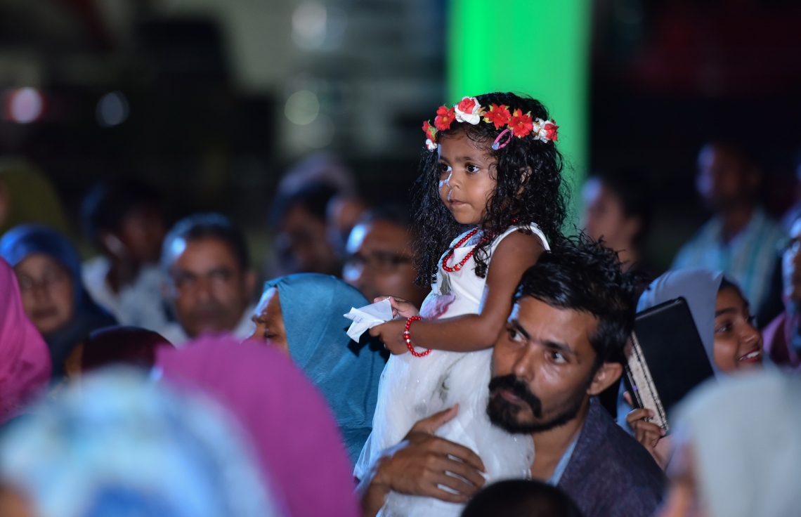 ހުޅުމާލެ ފޭސް 2: ނޮވެމްބަރު 18، 2017- ގާތްގަނޑަކަށް 80،000 މީހުންނަށް އަމާޒުކޮށް ހުޅުމާލޭގެ ދެވަނަ ފިޔަވަހީގައި ފްލެޓް އެޅުމުގެ ބިޔަ މަޝްރޫއު އިފްތިތާހު ކުރުމަށް ބޭއްވި ރަސްމިއްޔާތުގައި ބައިވެރިވި ބައެއް މީހުން: ބޯހިޔާވަހިކަން ގިނަ ބައެއްގެ ދިރިއުޅުމާ ގުޅިފައިވާއިރު، މި ރަސްމިއްޔާތުގައި ވަރަށް ގިނަ އަދަދެއްގެ ބަޔަކު ބައިވެރިވި.---ފޮޓޯ: ހުސައިން ވަހީދު/މިހާރު