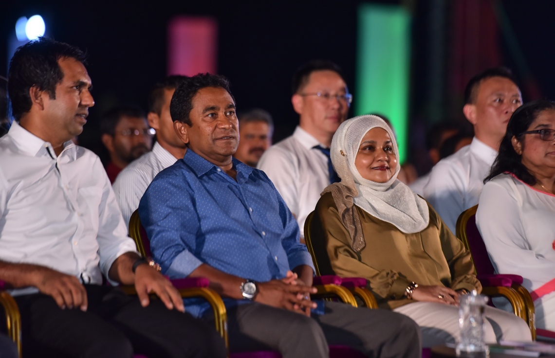 ހުޅުމާލެ ފޭސް 2: ނޮވެމްބަރު 18، 2017- ގާތްގަނޑަކަށް 80،000 މީހުންނަށް އަމާޒުކޮށް ހުޅުމާލޭގެ ދެވަނަ ފިޔަވަހީގައި ފްލެޓް އެޅުމުގެ ބިޔަ މަޝްރޫއު އިފްތިތާހު ކުރުމުގެ ރަސްމިއްޔާތުގައި ރައީސް ޔާމީންގެ ދެކަނބަލުންނާއި އިކޮނޮމިކް މިނިސްޓަރު ސައީދު ބައިވެރިވެވަޑައިގަންނަވަނީ: ބޯހިޔާވަހިކަން ގިނަ ބައެއްގެ ދިރިއުޅުމާ ގުޅިފައިވާއިރު، މި ރަސްމިއްޔާތުގައި ވަރަށް ގިނަ އަދަދެއްގެ ބަޔަކު ބައިވެރިވި.---ފޮޓޯ: ހުސައިން ވަހީދު/މިހާރު