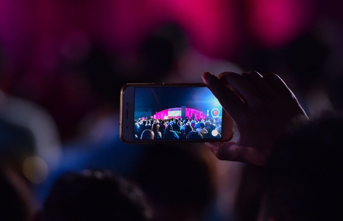 ހުޅުމާލެ ފޭސް 2: ނޮވެމްބަރު 18، 2017- ގާތްގަނޑަކަށް 80،000 މީހުންނަށް އަމާޒުކޮށް ހުޅުމާލޭގެ ދެވަނަ ފިޔަވަހީގައި ފްލެޓް އެޅުމުގެ ބިޔަ މަޝްރޫއު އިފްތިތާހު ކުރުމުގެ ރަސްމިއްޔާތުގެ ފޮޓޯ މީހަކު ފޯނުން ނަގަނީ.---ފޮޓޯ: ހުސެއިން ވަހީދު/މިހާރު