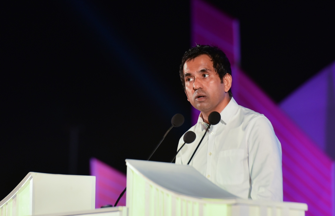 ހުޅުމާލެ ފޭސް 2: ނޮވެމްބަރު 18، 2017- ގާތްގަނޑަކަށް 80،000 މީހުންނަށް އަމާޒުކޮށް ހުޅުމާލޭގެ ދެވަނަ ފިޔަވަހީގައި ފްލެޓް އެޅުމުގެ ބިޔަ މަޝްރޫއު އިފްތިތާހު ކުރުމުގެ ރަސްމިއްޔާތުގައި އިކޮނޮމިކް މިނިސްޓަރު މުހައްމަދު ސައީދު ވާހަކަ ދައްކަވަނީ.---ފޮޓޯ: ހުސެއިން ވަހީދު/މިހާރު