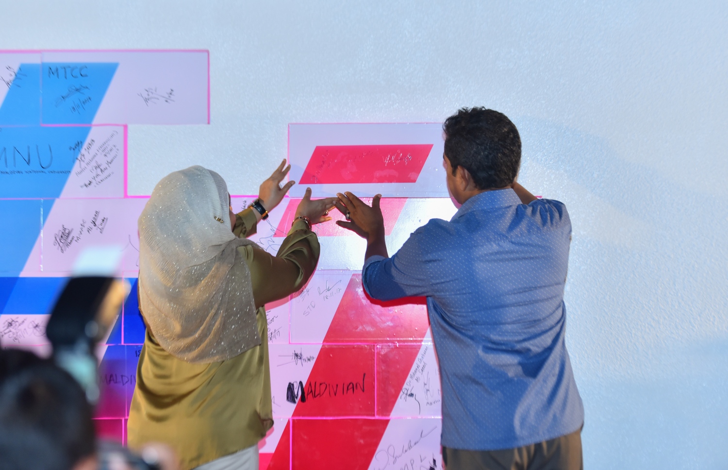 ނޮވެމްބަރު 17، 2017 ގައި ހުޅުމާލޭ ދެ ވަނަ ފިޔަވަހީގައި 80،000 މީހުންނަށް ފްލެޓް އެޅުމުގެ ބިޔަ މަޝްރޫއު އޭރުގެ ރައީސް ޔާމީންގެ ދެކަނބަލުން ފައްޓަވައި ދެއްވަނީ.---ފައިލް ފޮޓޯ: ހުސައިން ވަހީދު/މިހާރު