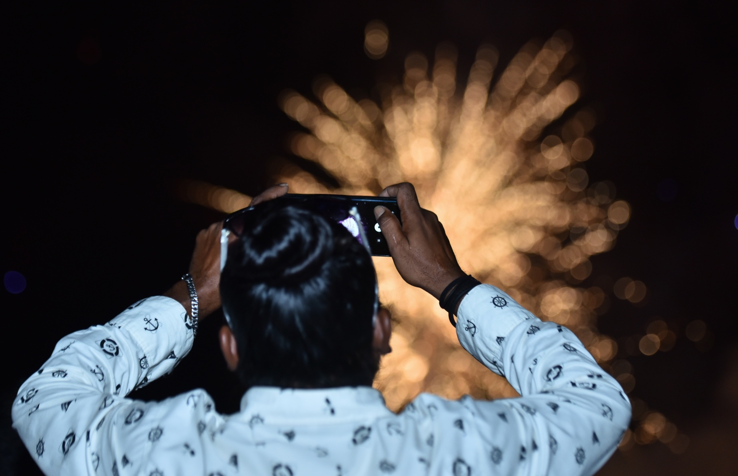 ބޯހިޔާވަހިކަމުގެ ބޮޑު މަޝްރޫއު އިއުލާންކުރުމަށް ފަހު ހަވާ އަރުވާތަން ފޮޓޯ ނަގަނީ: ސިޔާސީ ވައުދުތައް ހަގީގަތަކަށް ހެދޭނެތޯ ބައެއް މީހުން ސުވާލުކުރޭ