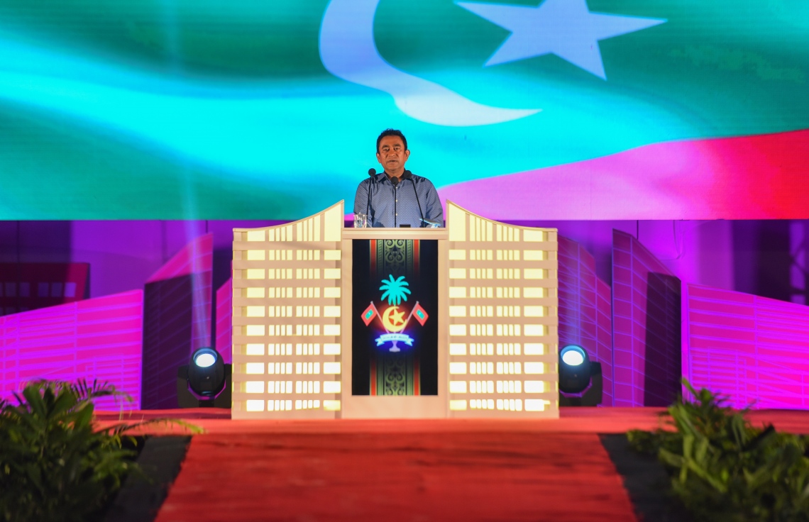 ހުޅުމާލެ ފޭސް 2: ނޮވެމްބަރު 18، 2017- ގާތްގަނޑަކަށް 80،000 މީހުންނަށް އަމާޒުކޮށް ހުޅުމާލޭގެ ދެވަނަ ފިޔަވަހީގައި ފްލެޓް އެޅުމުގެ ބިޔަ މަޝްރޫއު އިފްތިތާހު ކުރުމަށް ބޭއްވި ރަސްމިއްޔާތުގައި ރައީސް އަބްދުﷲ ޔާމީން ވާހަކަފުޅު ދައްކަވަނީ: ގިނަ ބަޔަކަށް ބޯހިޔާވަހިކަން ލިބޭނެ ކަމުގެ އުއްމީދު ގެނެސް ދެއްވި.---ފޮޓޯ: ހުސެއިން ވަހީދު/މިހާރު